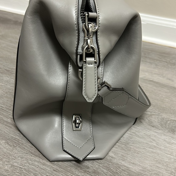 Givenchy Antigona soft medium leather satchel - Picture 4 of 13